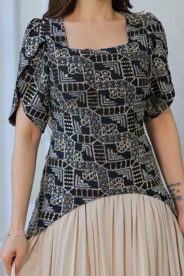 فستان أنيق يجمع بين الطابع الكلاسيكي واللمسة العصرية