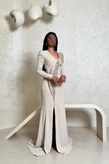 فستان بيج بتطريز كريستال فاخر على الكتف
