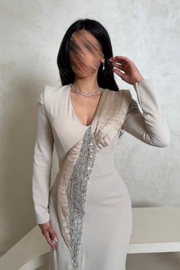 فستان بيج بتطريز كريستال فاخر على الكتف
