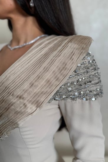 فستان بيج بتطريز كريستال فاخر على الكتف