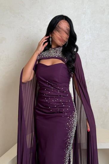 فستان بنفسجي ملكي بتطريز لؤلؤ وقطعة أكمام فاخرة