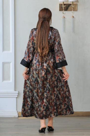 فستان ساتان لامع بتفاصيل مطرزة وياقة بيضاء فخمة