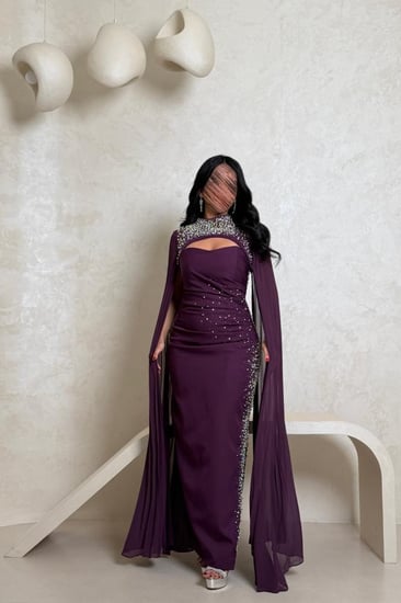فستان بنفسجي ملكي بتطريز لؤلؤ وقطعة أكمام فاخرة