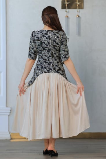 فستان أنيق يجمع بين الطابع الكلاسيكي واللمسة العصرية