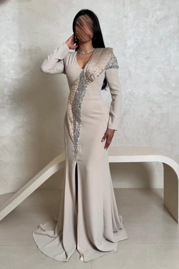 فستان بيج بتطريز كريستال فاخر على الكتف