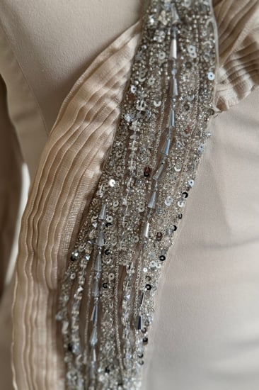 فستان بيج فاخر بتطريز كريستال أنيق على الكتف لإطلالة ناعمة وفخمة تناسب