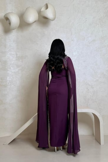 فستان بنفسجي ملكي بتطريز لؤلؤ وقطعة أكمام فاخرة