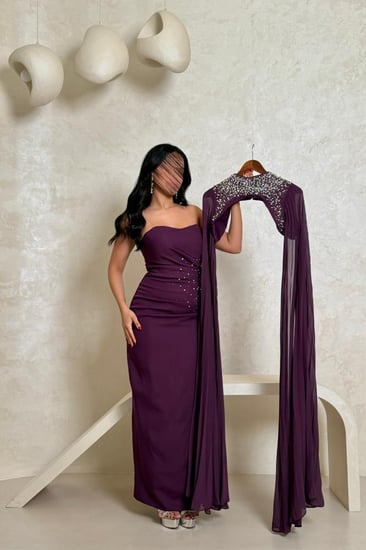 فستان بنفسجي ملكي بتطريز لؤلؤ وقطعة أكمام فاخرة