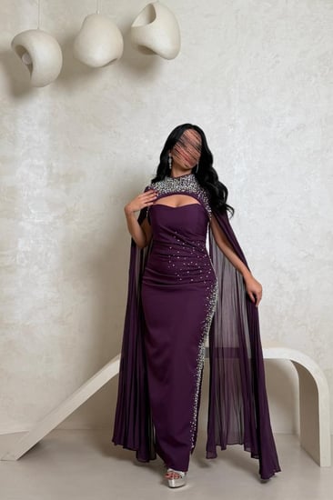 فستان بنفسجي ملكي بتطريز لؤلؤ وقطعة أكمام فاخرة