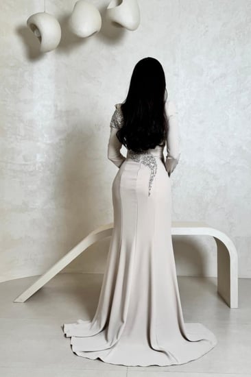 فستان بيج بتطريز كريستال فاخر على الكتف