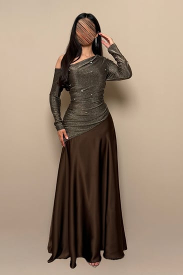 فستان بني كتف واحد بتفاصيل لامعة