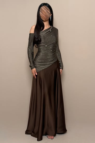 فستان بني كتف واحد بتفاصيل لامعة