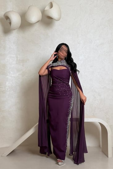 فستان بنفسجي ملكي بتطريز لؤلؤ وقطعة أكمام فاخرة