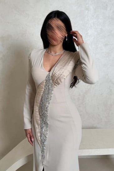 فستان بيج بتطريز كريستال فاخر على الكتف