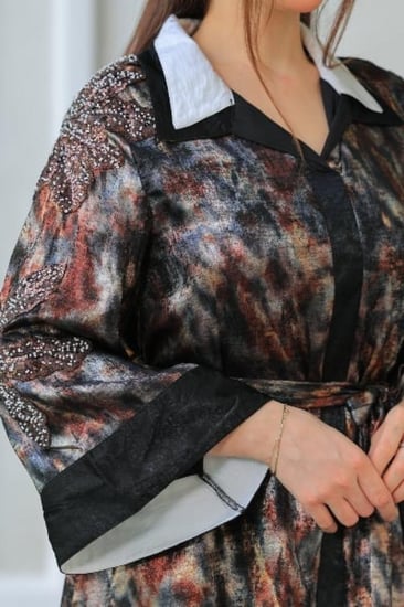 فستان ساتان لامع بتفاصيل مطرزة وياقة بيضاء فخمة