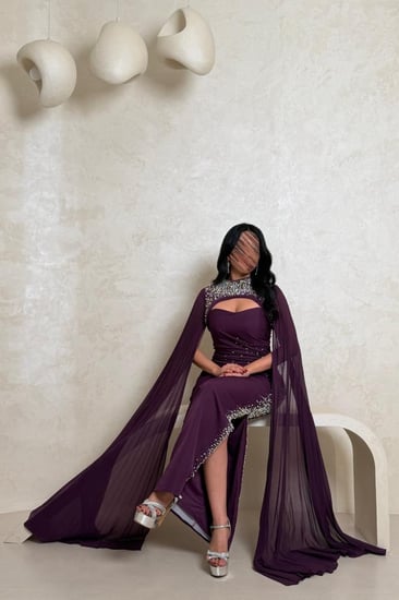 فستان بنفسجي ملكي بتطريز لؤلؤ وقطعة أكمام فاخرة