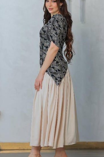 فستان أنيق يجمع بين الطابع الكلاسيكي واللمسة العصرية