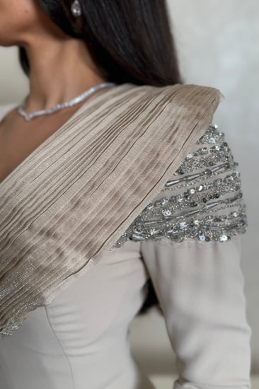 فستان بيج بتطريز كريستال فاخر على الكتف