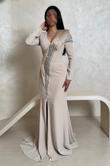 فستان بيج بتطريز كريستال فاخر على الكتف