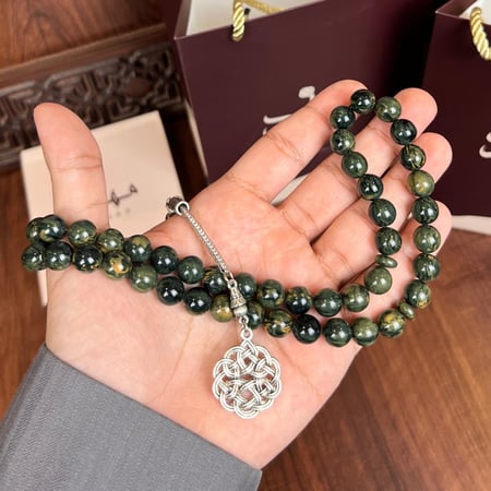 مسبحة أخضر ممزوج بلمسات ذهبية