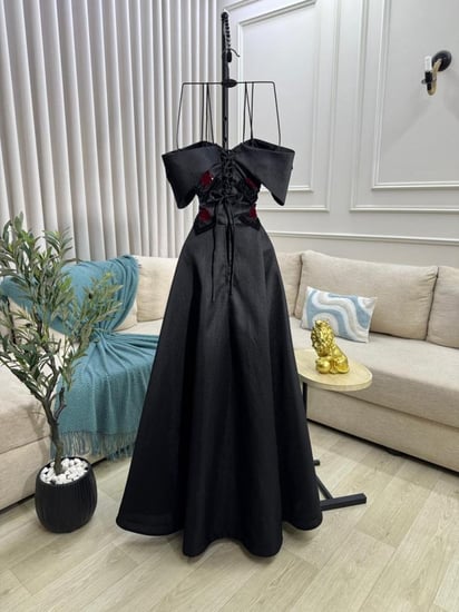 فستان سهرة طويل أسود مطرز