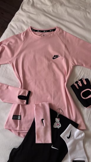 تيشيرت نايك باللون الوردي فتحه كم