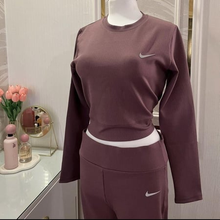 طقم رياضي نايك باللون العنابي