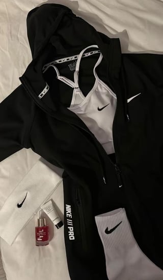 جاكيت نايك باللون الأسود