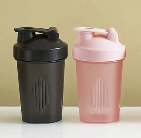 شيكر بروتين لون وردي