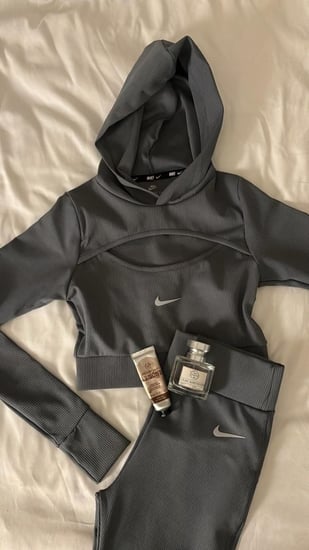 طقم رياضي نايك باللون الرمادي الغامق