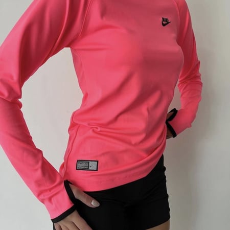 تيشيرت نايك باللون الفسفوري الوردي