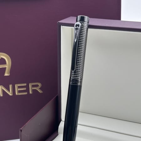 قلم اقنر اسود لامع معدن رصاصي