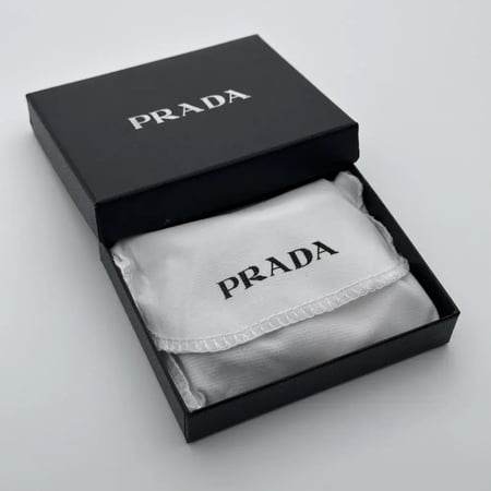 حامل بطاقات عمل برادا اسود