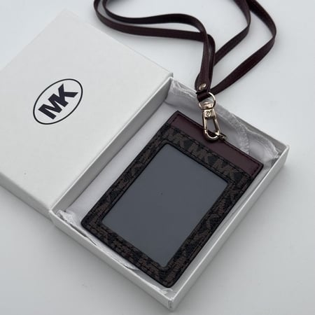 حامل بطاقات عمل مايكل كورس MK بني