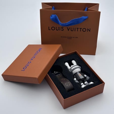 ميدالية لويس فيتون طقم رصاصي