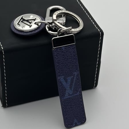 ميدالية لويس فيتون كحلي 1