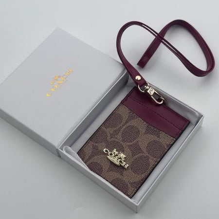 حامل بطاقات عمل كوتش احمر بشعار ذهبي