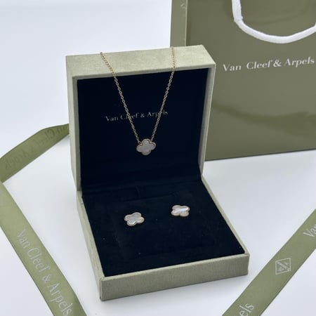 سلسال وحلق فانكليف لؤلؤي