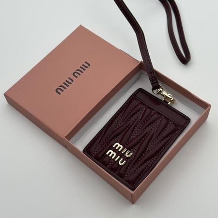 حامل بطاقات عمل ميو ميو عودي