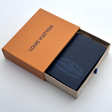 محفظة وميدالية لويس فيتون كحلي سادة