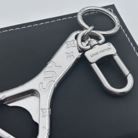 ميدالية لويس فيتون SUP