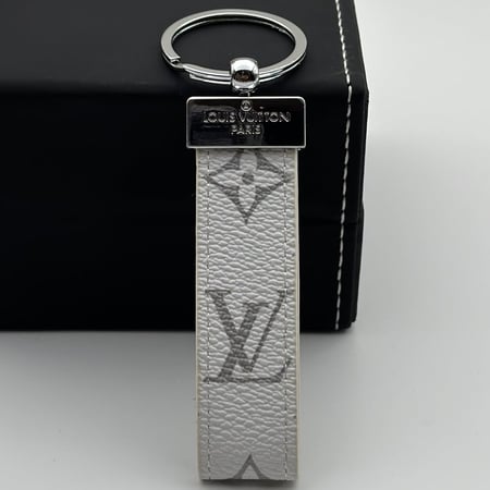 ميدالية لويس فيتون ابيض