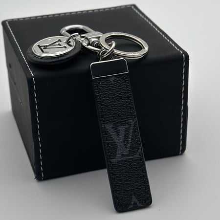 ميدالية لويس فيتون اسود 2