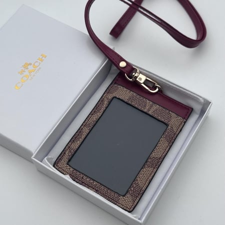 حامل بطاقات عمل كوتش احمر بشعار ذهبي