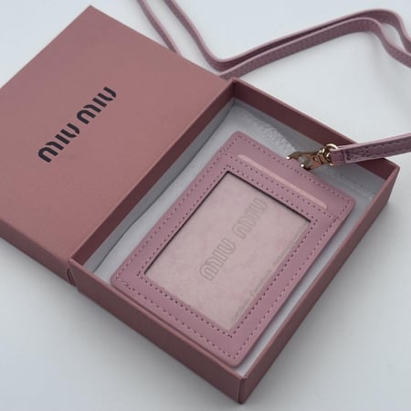 حامل بطاقات عمل ميو ميو وردي