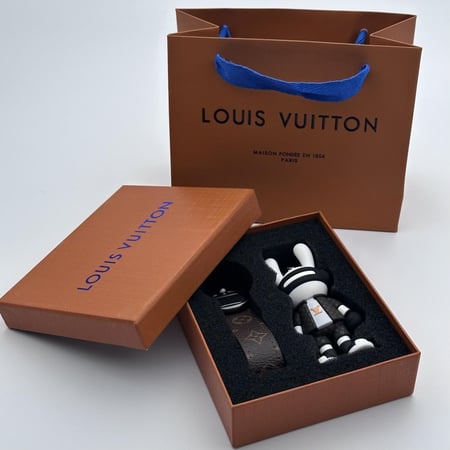 ميدالية لويس فيتون طقم اسود