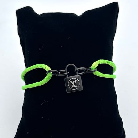 سوارة لويس فيتون قفل فسفوري