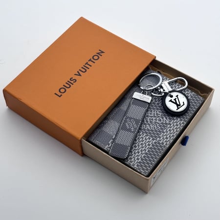 محفظة وميدالية لويس فيتون رمادي