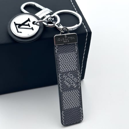 ميدالية لويس فيتون رمادي