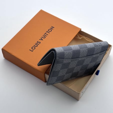 محفظة وميدالية لويس فيتون رمادي